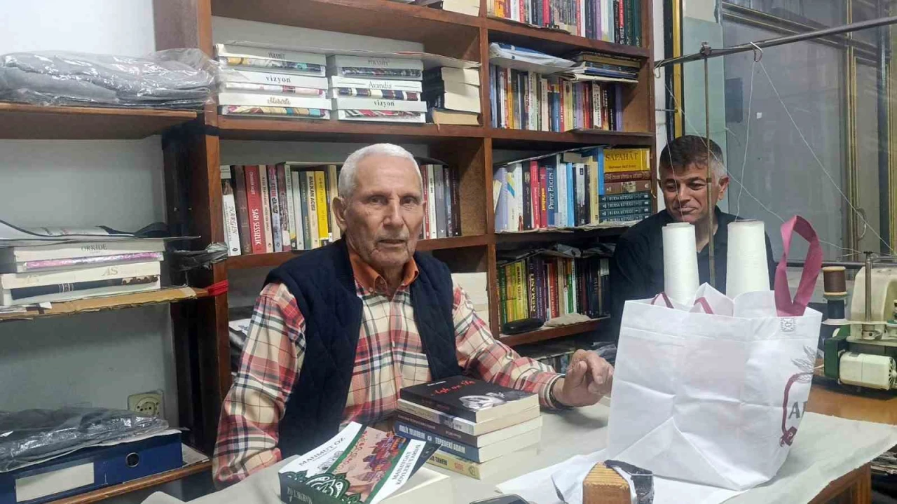 70 yıllık terzi iş yerini kütüphaneye çevirdi