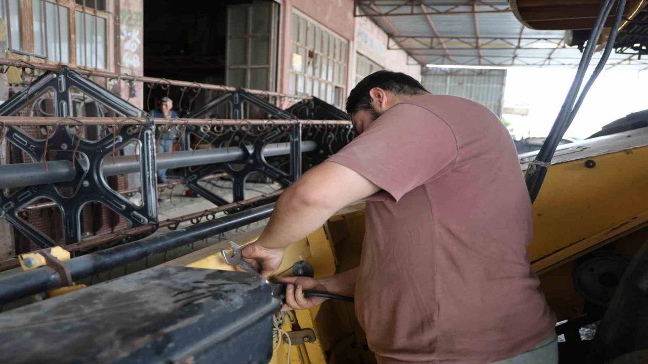 Adanada buğday hasadı öncesi biçerdöverlerin bakımı yapılıyor