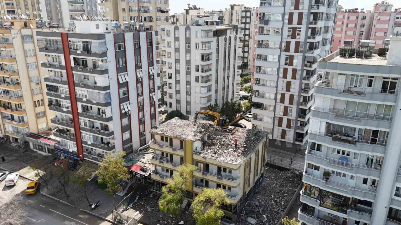Adanada depremde hasar gören mahkemelik binalarda yıkım başladı