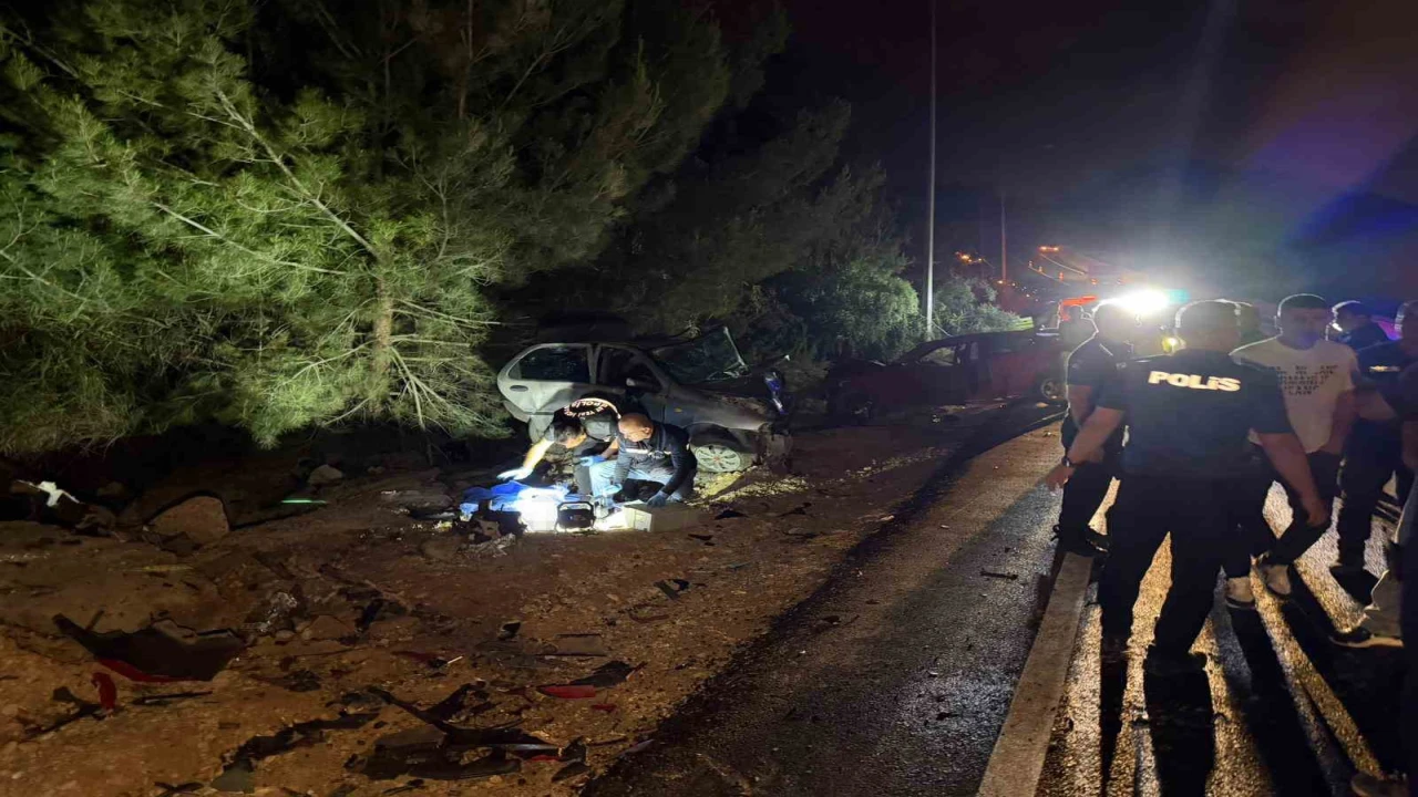 Adanada feci kaza: Karı koca öldü, 4 yaşındaki çocukları yaralandı