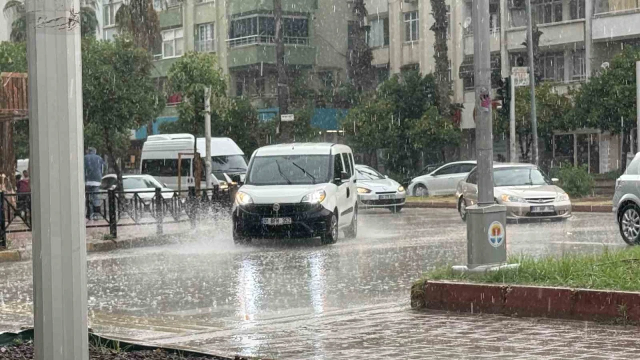 Adanada Mayıs ortasında şiddetli yağış etkili oldu
