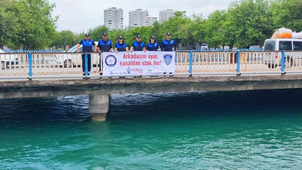 Adanada polis kağıt oyununa ara verdirip, boğulma bilgilendirmesi yaptı