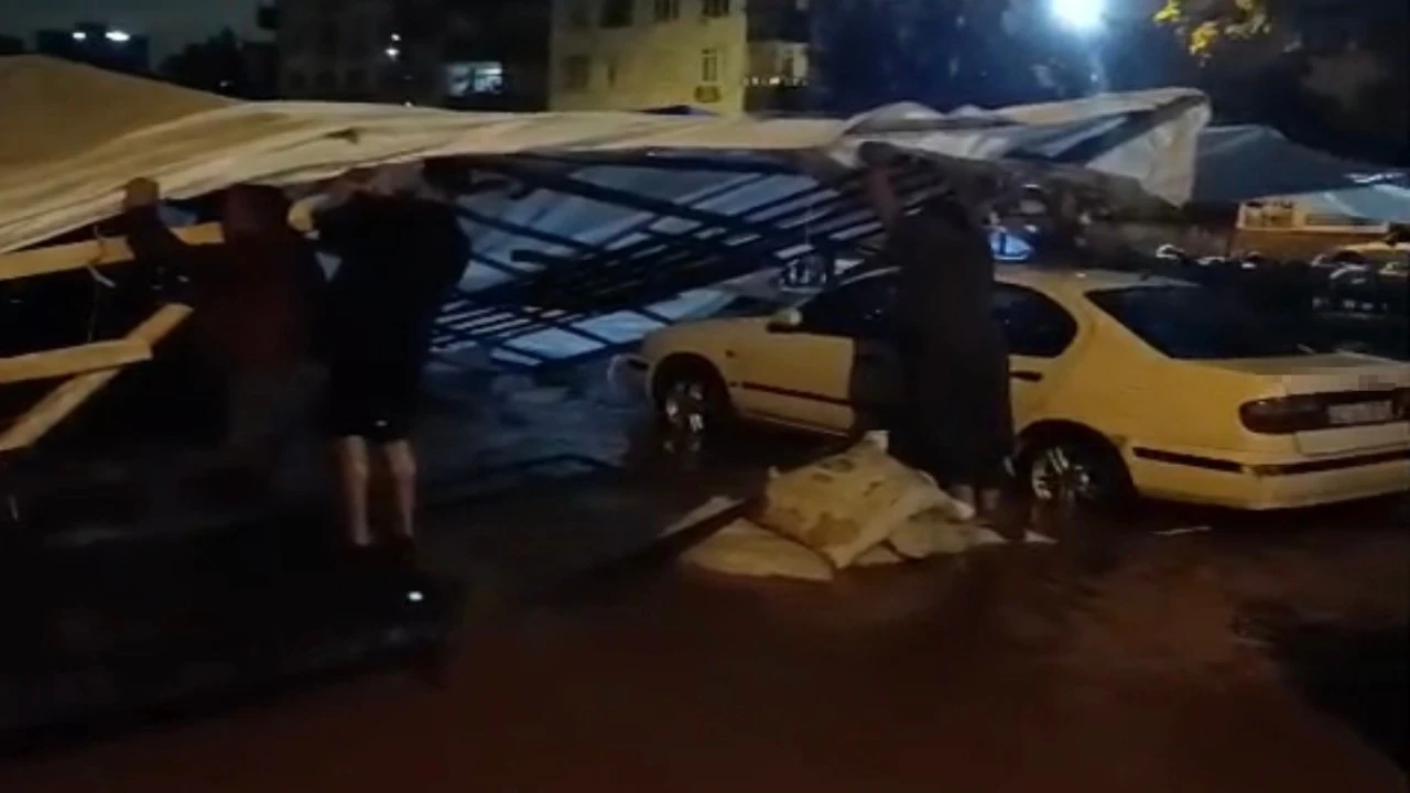 Adanada sağanak yağış yolları göle çevirdi