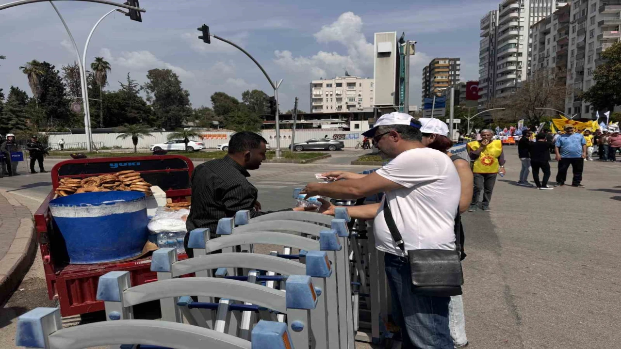 Adanada simitçiler ve su satıcıları bariyerlerin arkasında çalışmaya devam etti