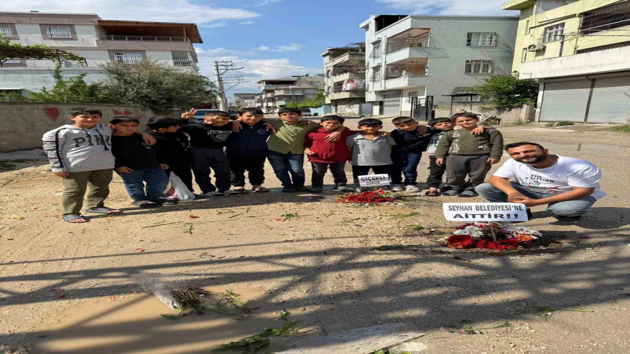 Adananın köstebek yuvasına dönen yollarına çiçek diktiler
