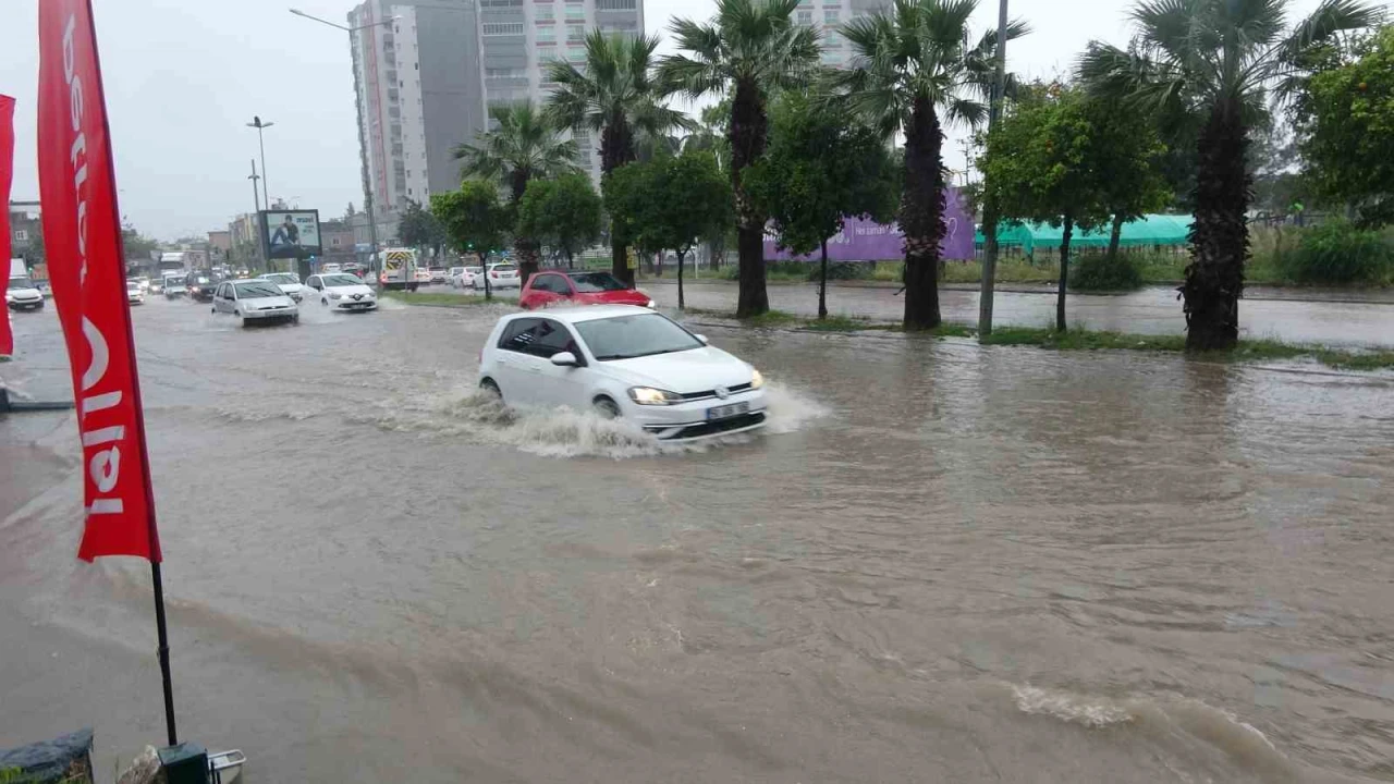 Adanayı sağanak yağış vurdu, yollar göle döndü