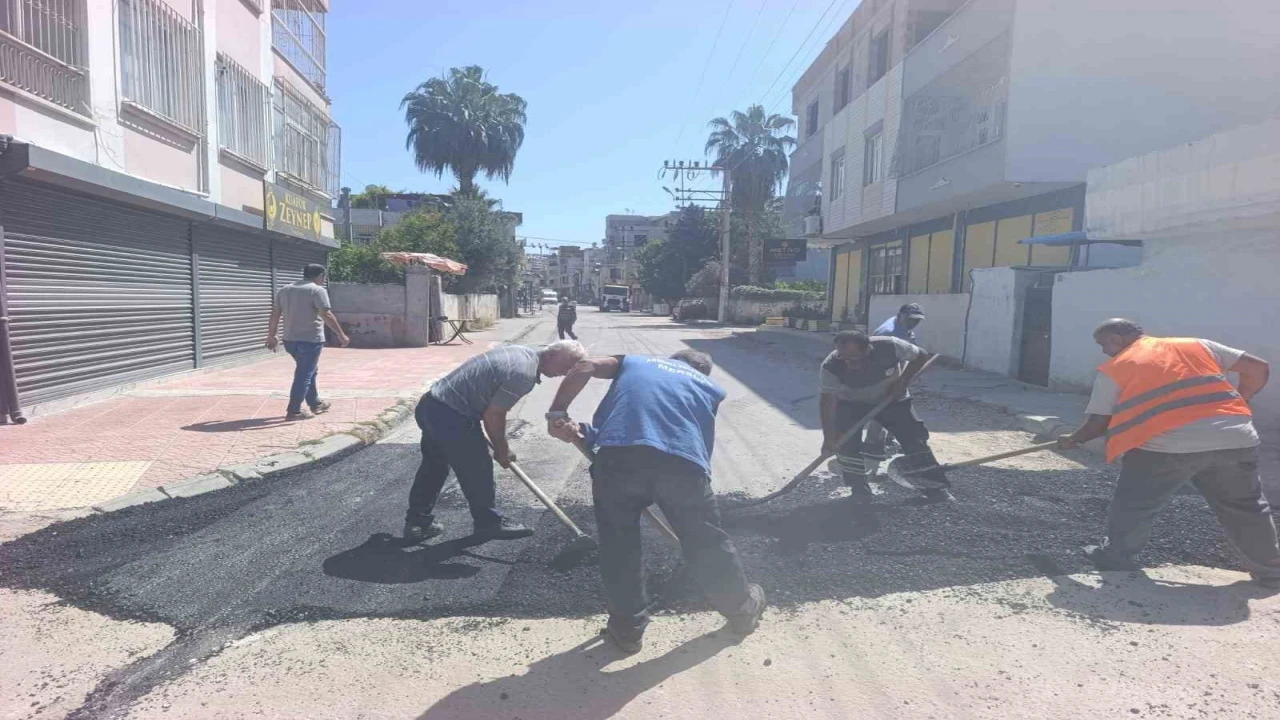 Akdenizde asfalt yama çalışmaları devam ediyor
