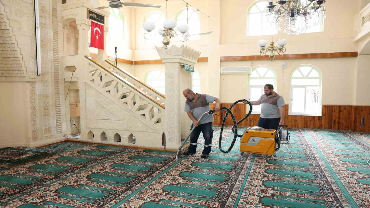 Akdenizde camiler bayram öncesi dezenfekte edildi