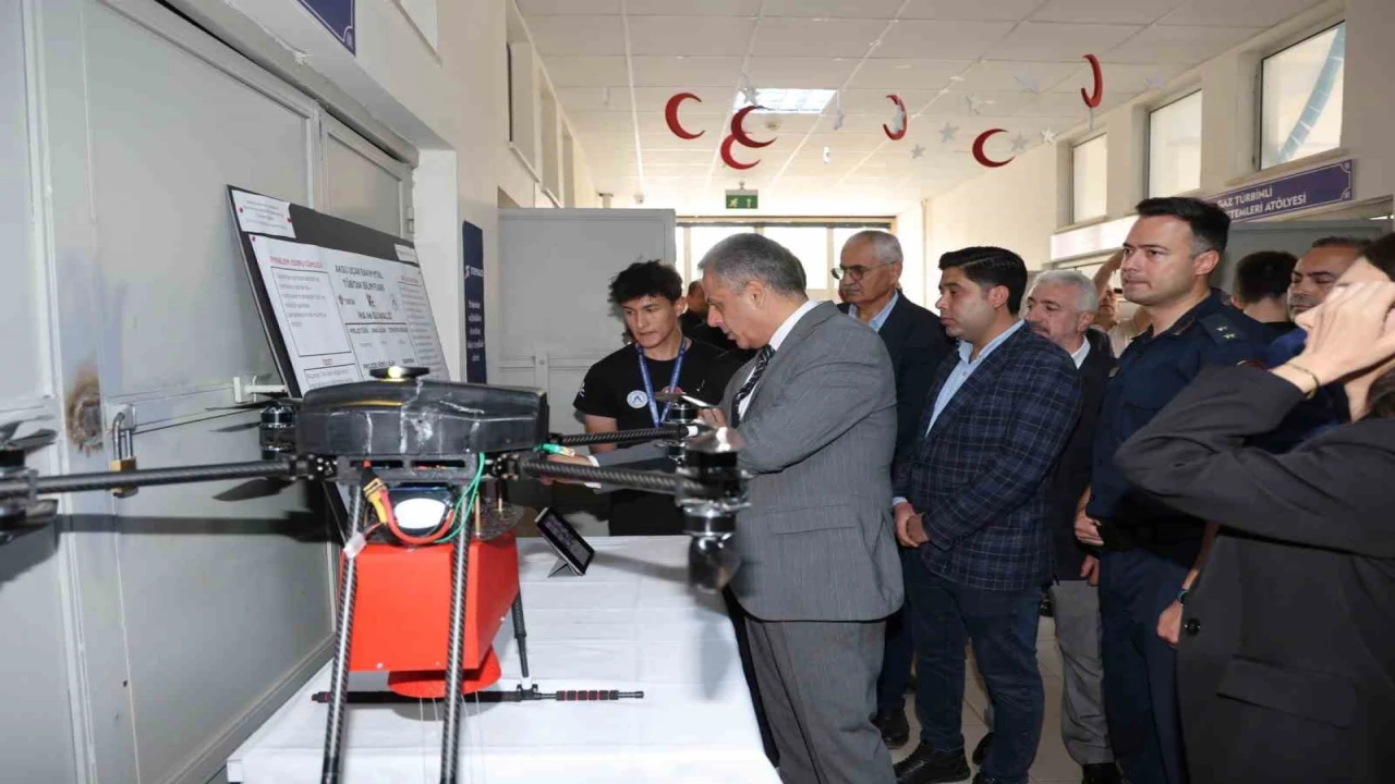 Aksu Uçak Bakım Lisesinde bilim fuarı açıldı