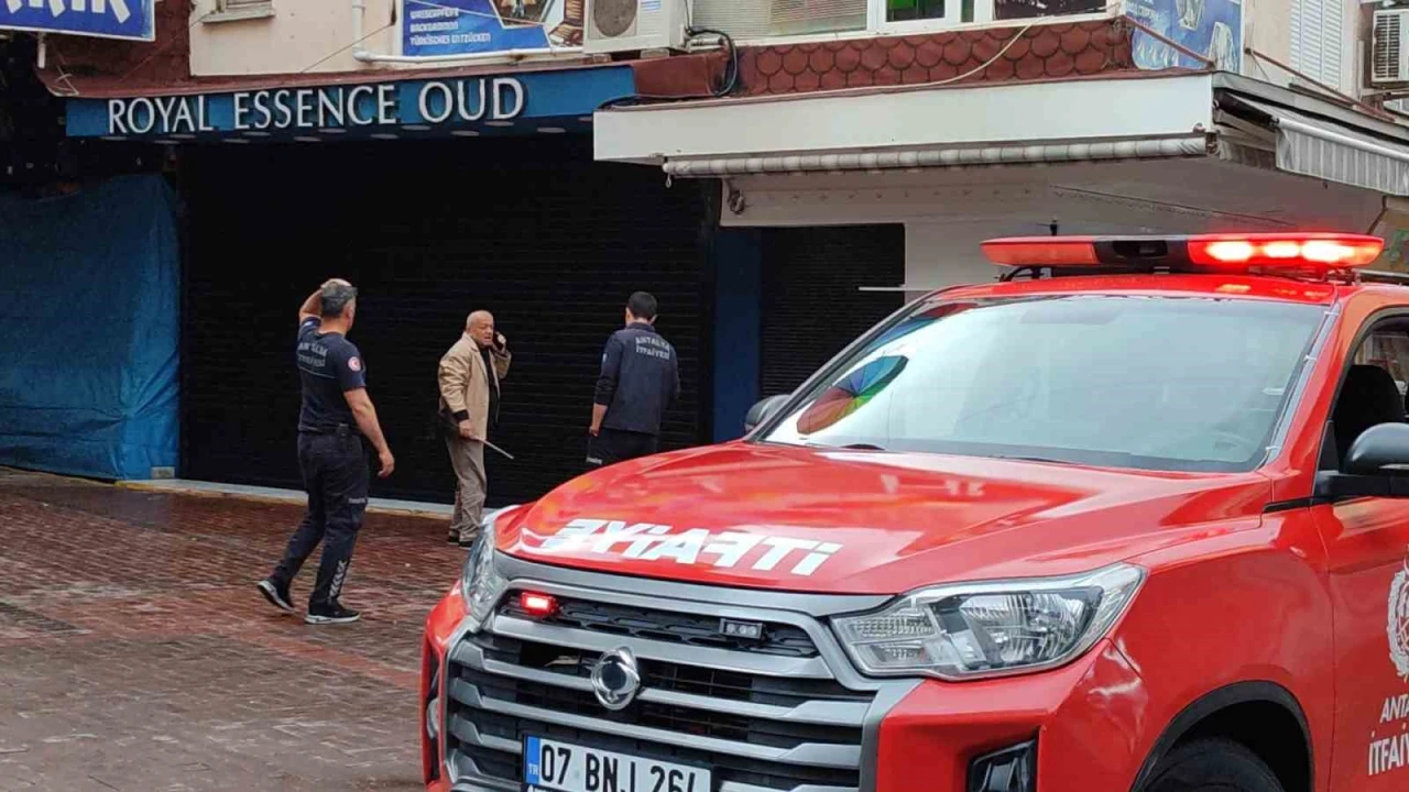Alanyada iş yerinden çıkan dumanlar itfaiyeyi alarma geçirdi
