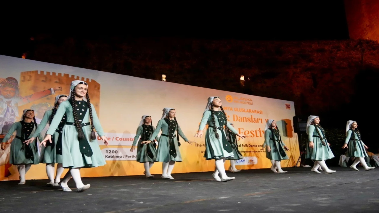 Alanyada kültürleri buluşturan dans ve müzik şöleni başladı