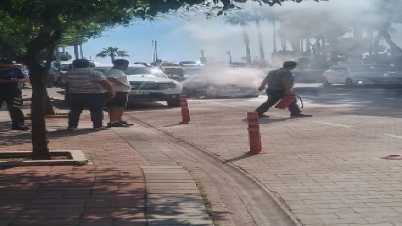 Alanyada otomobilin motor kısmından dumanlar yükseldi, yangını vatandaş söndürdü