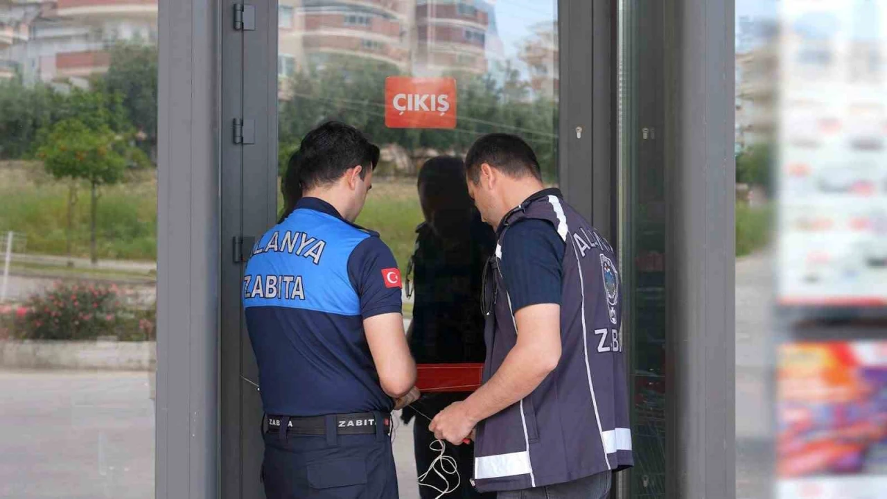 Alanyada tüketim tarihi geçmiş ürün satan zincir market mühürlendi