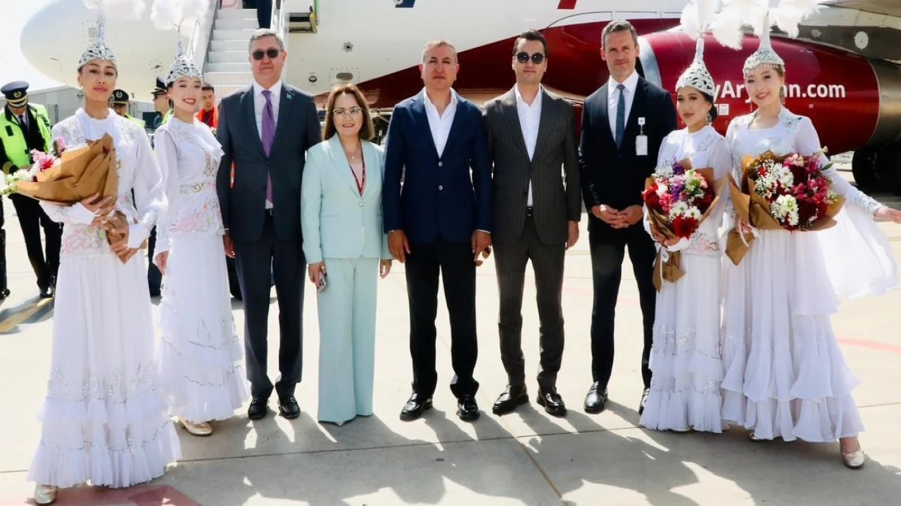 Almatıdan Gazipaşa-Alanya Havalimanına ilk uçak seferi su takı seremonisiyle karşılandı