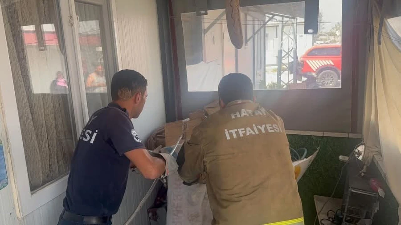 Antakyada eve giren yılanı itfaiye yakaladı