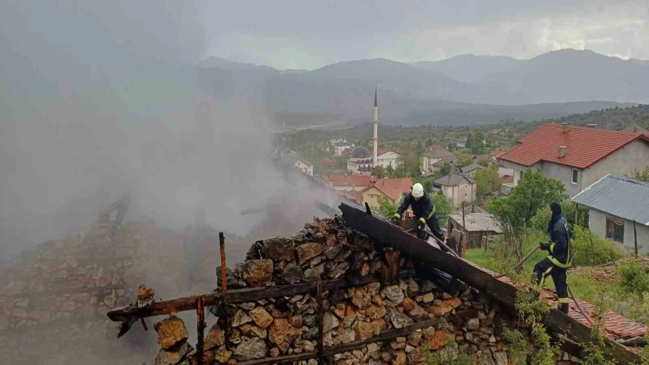 Antalyada 110 yıllık düğmeli ev yangında küle döndü