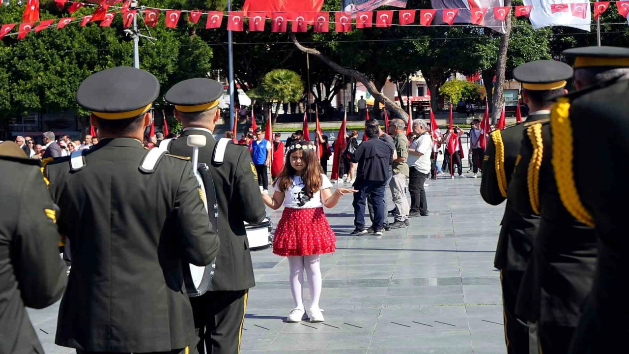 Antalyada 19 Mayıs coşkusu çelenk töreniyle başladı