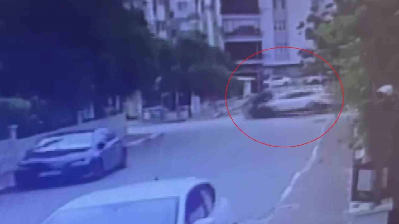 Antalyada 2 polis memurunun yaralandığı kaza anı kameraya yansıdı