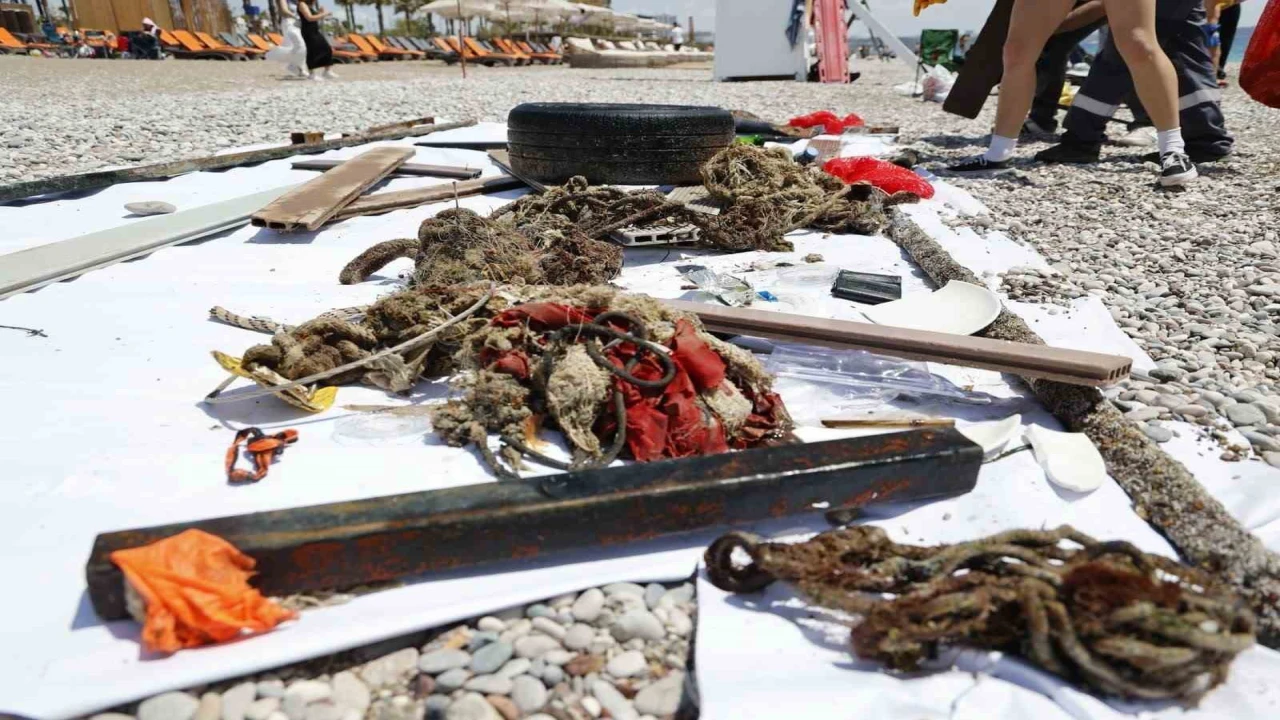 Antalyada 4 etaptan oluşan deniz dibi temizliğinde yaklaşık 20 ton atık çıkartıldı