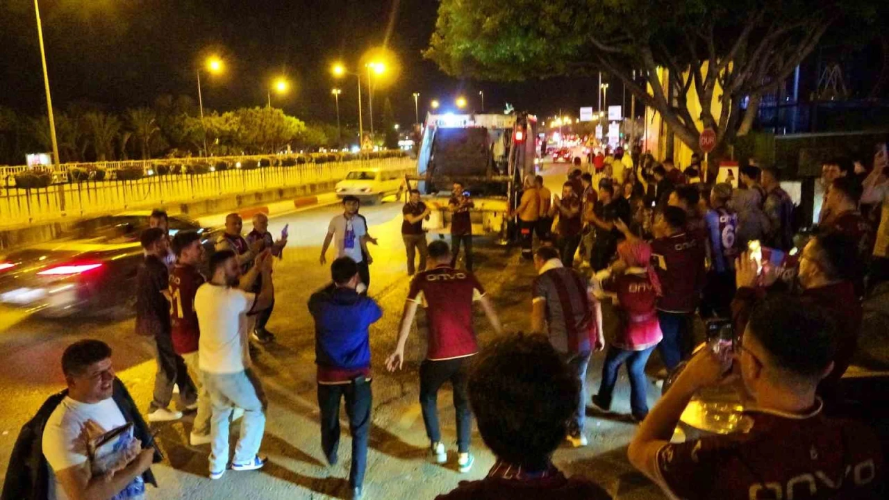 Antalyada bordo-mavili taraftarlardan kupa coşkusu