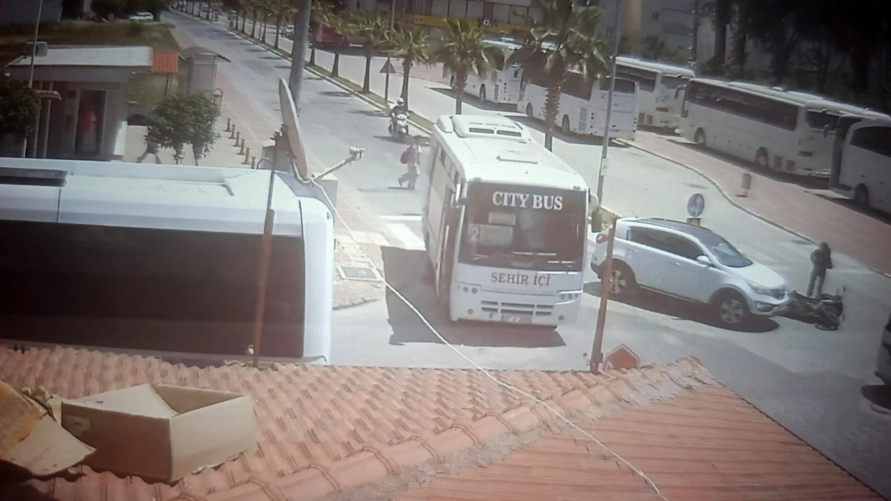 Antalyada göz göre göre kaza kameraya yansıdı