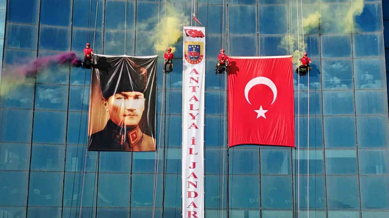 Antalyada JAK timi, halatla sarktıkları 64 metre yükseklikte Türk bayrağı açtı