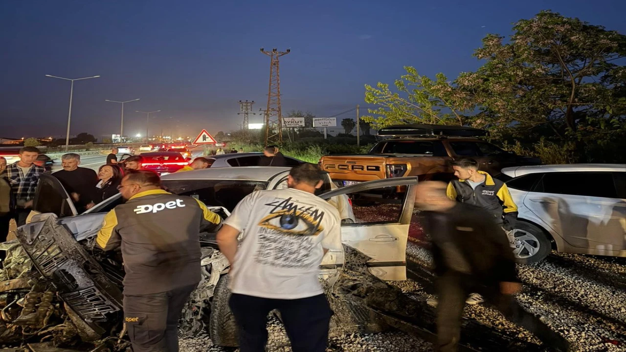 Antalyada kontrolden çıkan otomobil park halindeki araçları hurdaya çevirdi: 4 yaralı