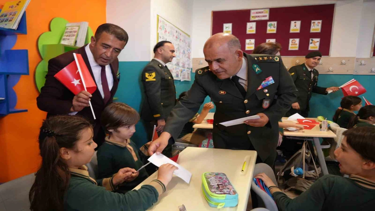 Antalyada minikler ilk mektuplarını Mehmetçiğe yazdı: İyi ki varsın
