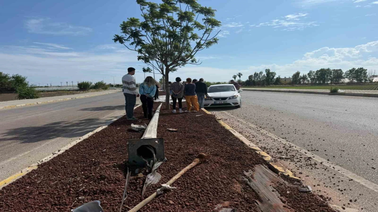 Antalyada otomobil ile kamyonet çarpıştı: 7 yaralı