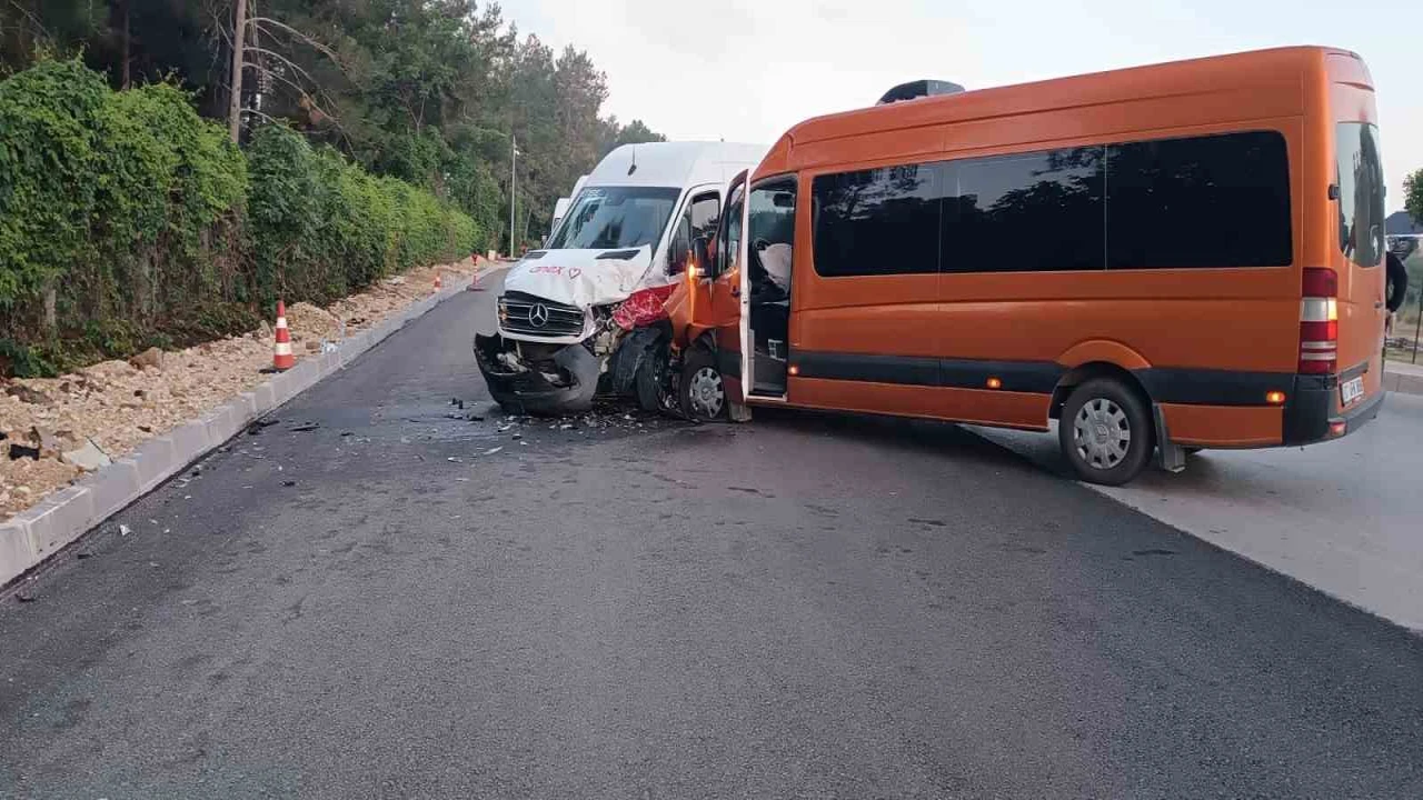 Antalyada tur minibüsleri çarpıştı, 13 turist yaralandı