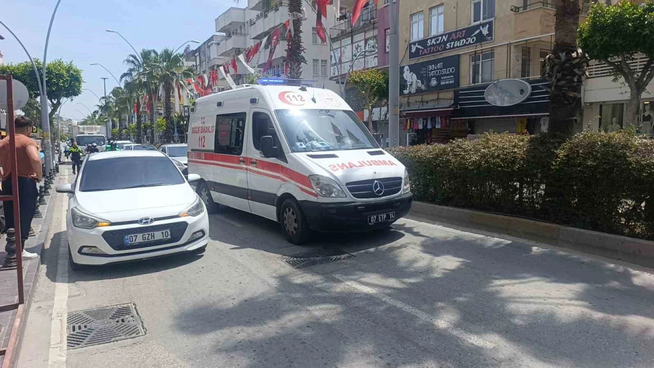 Antalyada yaya geçidinden geçmeye çalışan Alman turistin ayağını otomobil ezdi