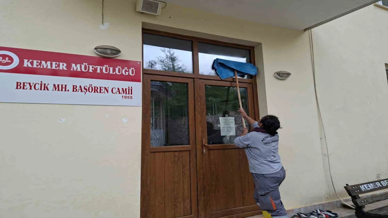 Antalyanın Kemer ilçesinde bayram öncesi camilerde temizlik seferberliği