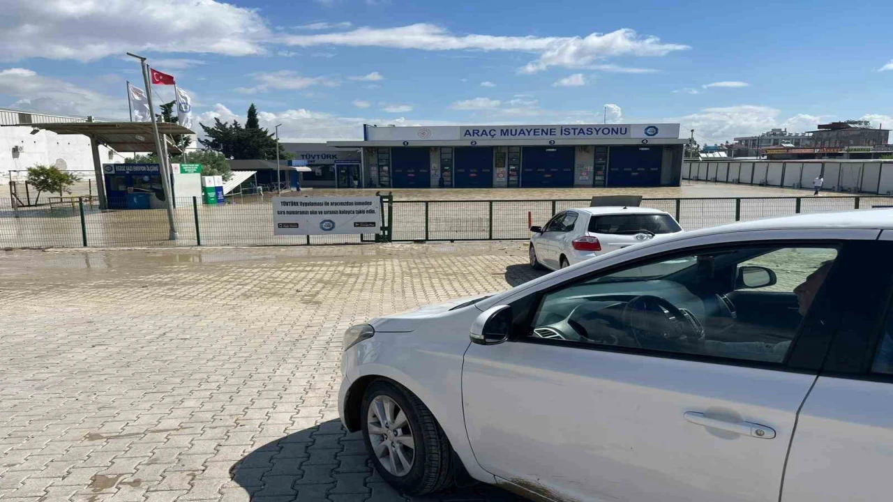 Araç muayenesine giden vatandaşlar sular altında kalan TÜVTÜRK ile karşılaştı