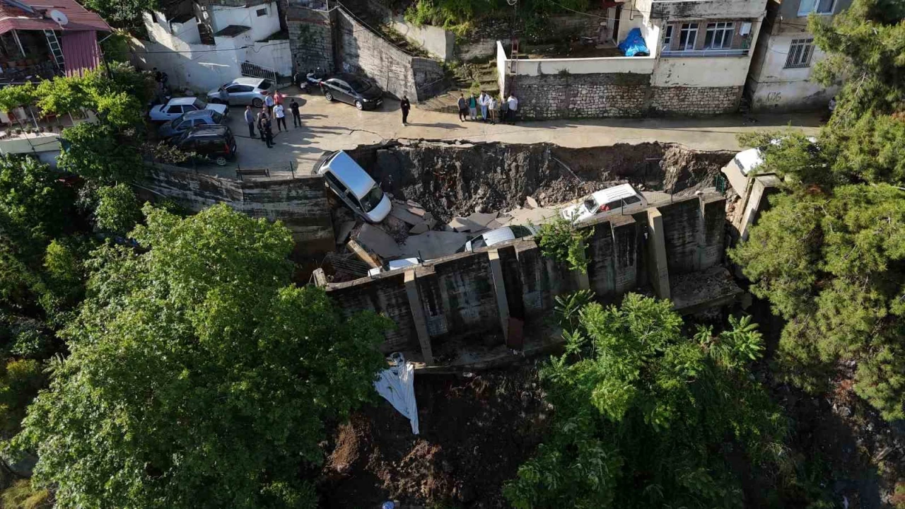 Aşırı yağışla birlikte çöken yol 5 aracı yuttu
