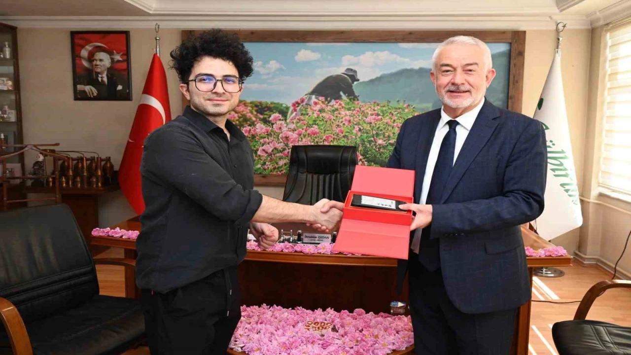 Başkan Başdeğirmen, Çinde 40 milyon takipçili fenomene Isparta gülünü anlattı
