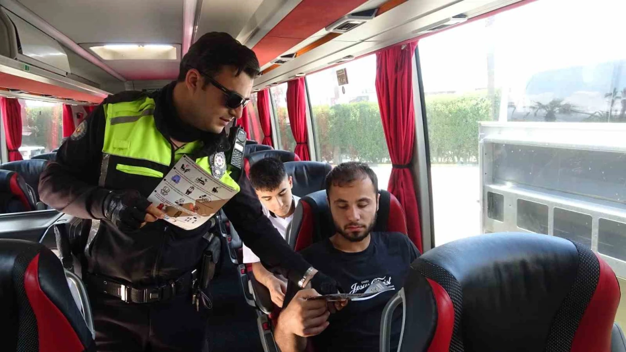 Bayram yolculuğuna çıkan vatandaşlar emniyet kemeri takılması konusunda bilgilendirildi