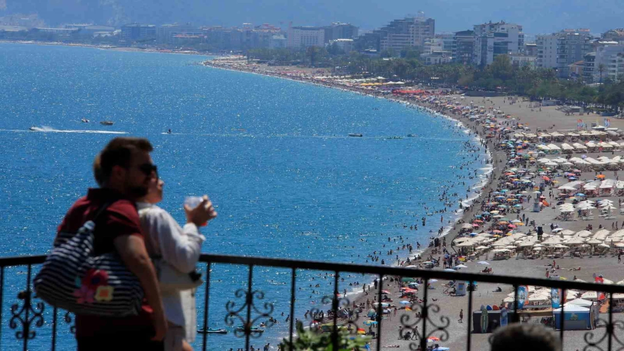 Bayramın son gününde tatilciler Konyaaltı Sahiline akın etti