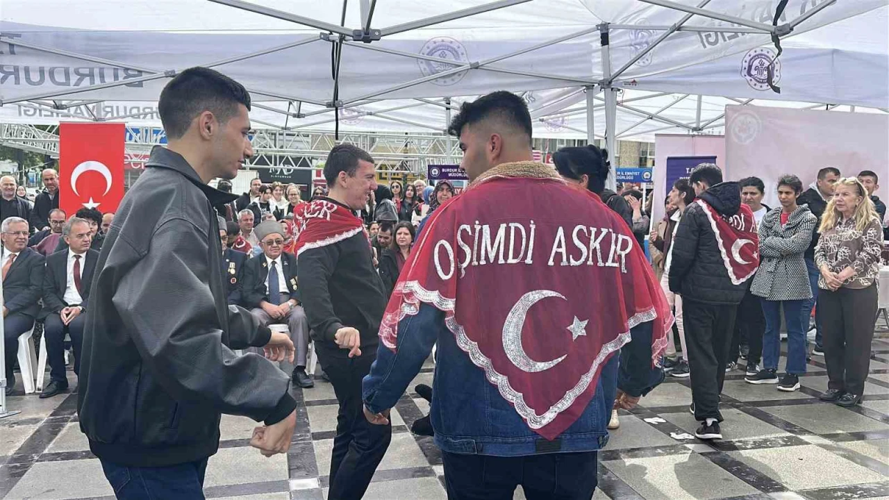 Burdurda 16 engelli genç temsili askerlik görevi için kışlaya uğurlandı
