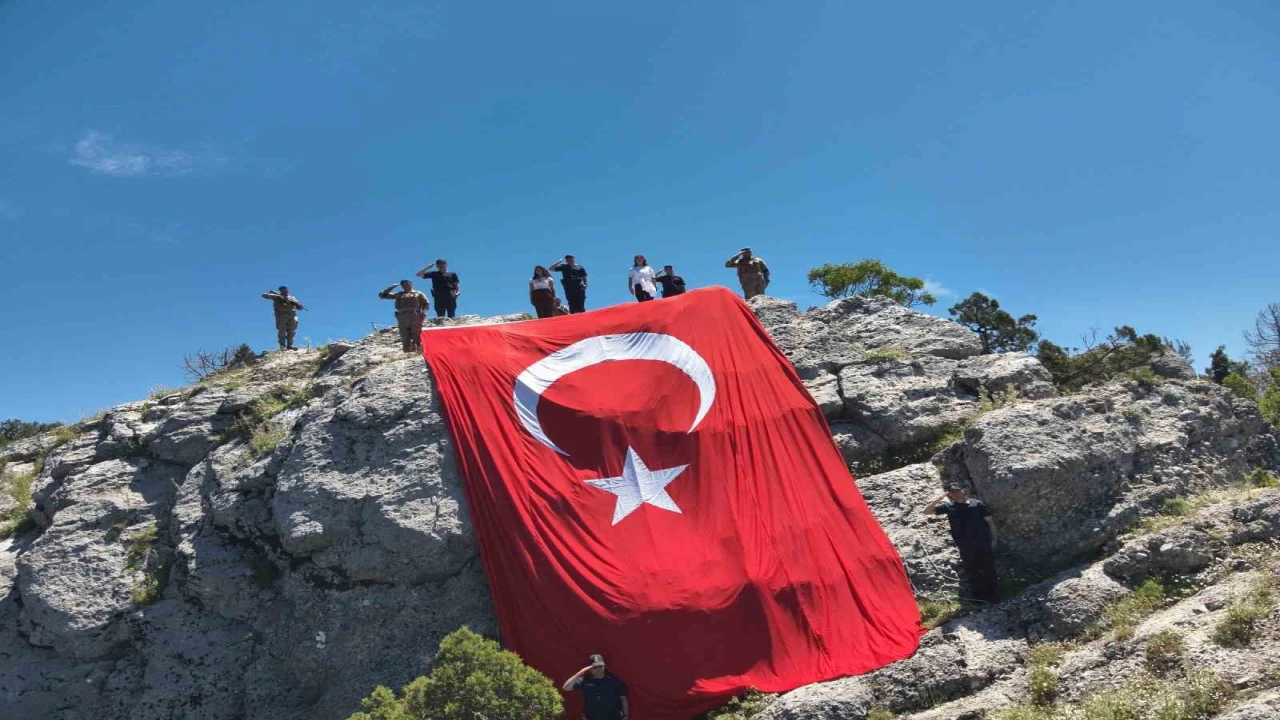 Burdurda jandarmadan 54 metrekarelik dev Türk bayrağı
