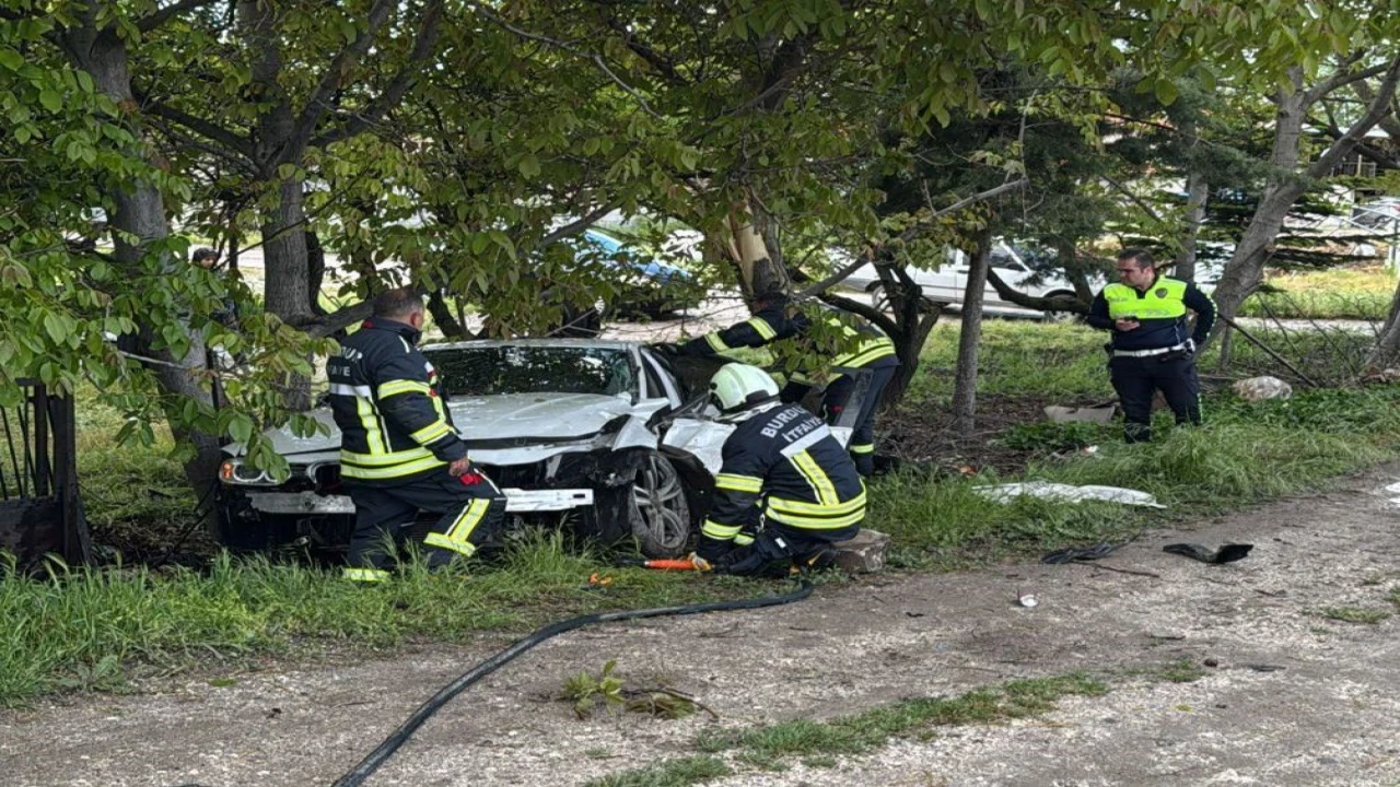Burdurda kontrolden çıkan otomobil ağaca çarptı