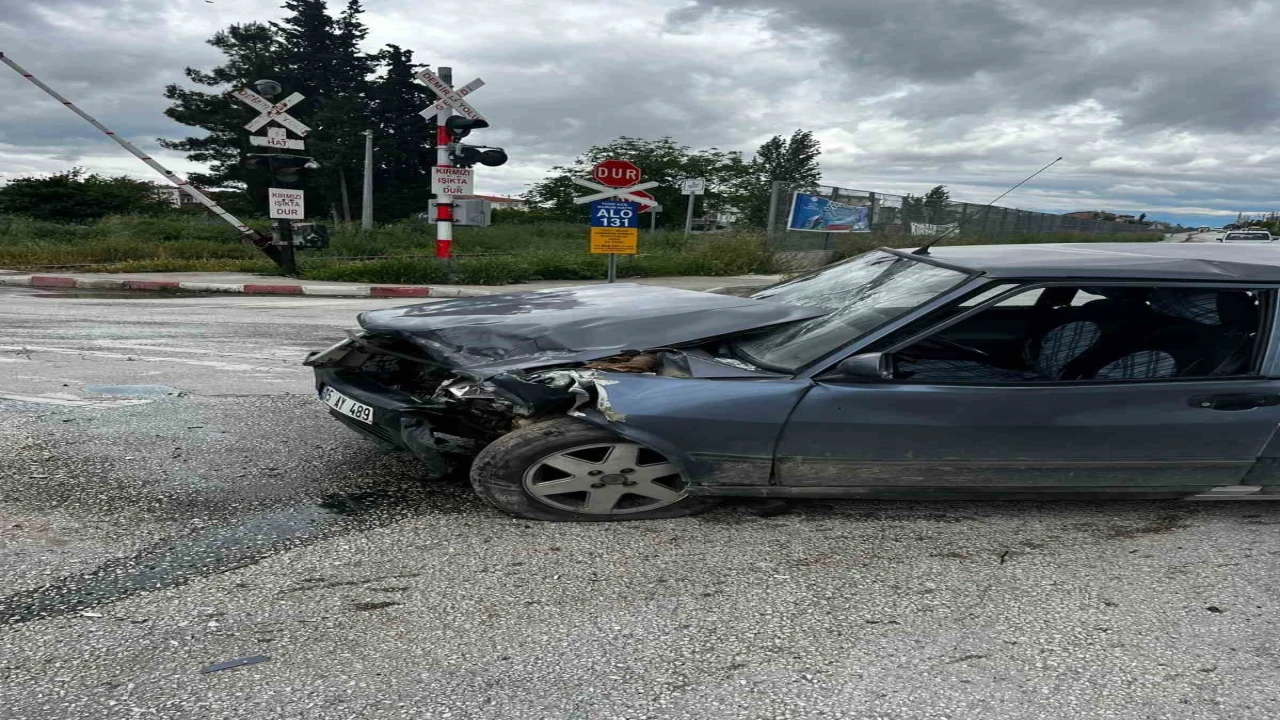 Burdurda okul servisi ile otomobil çarpıştı: 7 yaralı