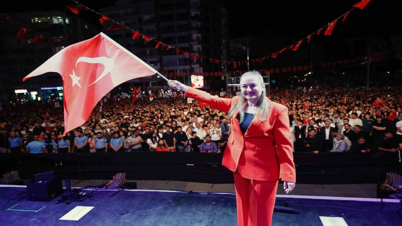 Büşra Özdemir: Atatürkün Samsunda yaktığı meşale gençliğin gözlerinde parıldıyor