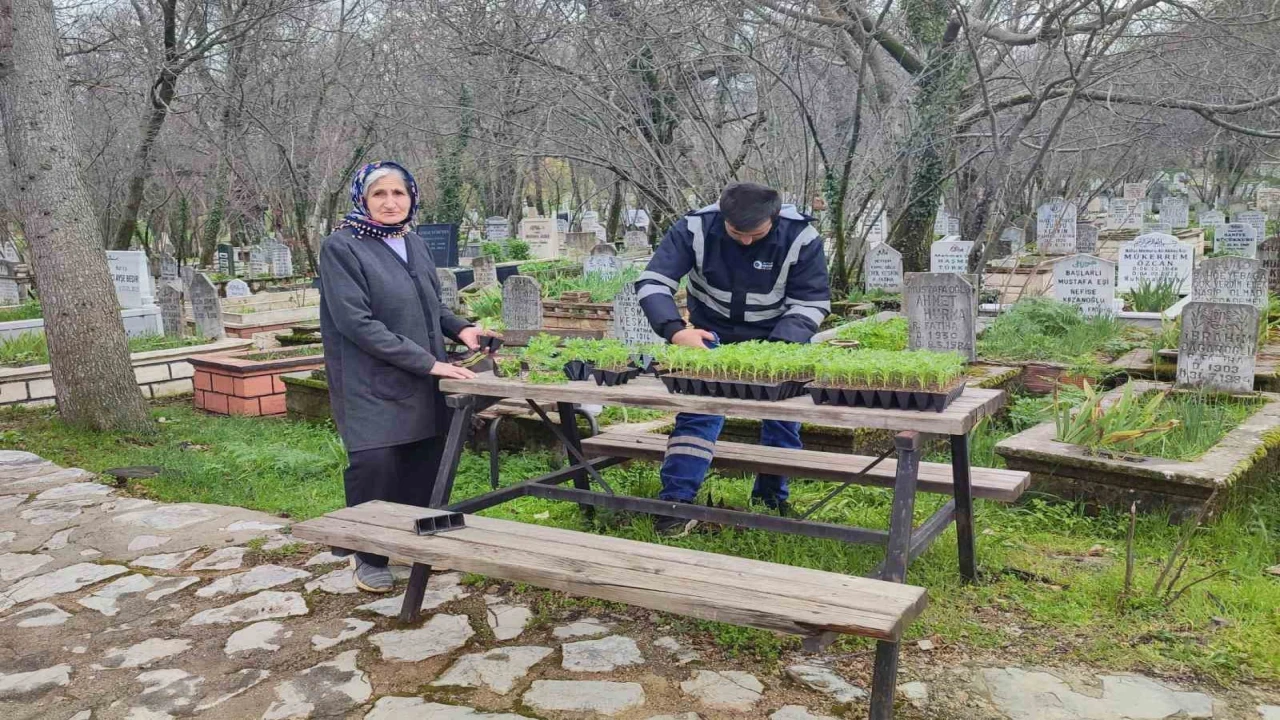 Büyükşehirin mezarlıklarda bayram hazırlığı sürüyor
