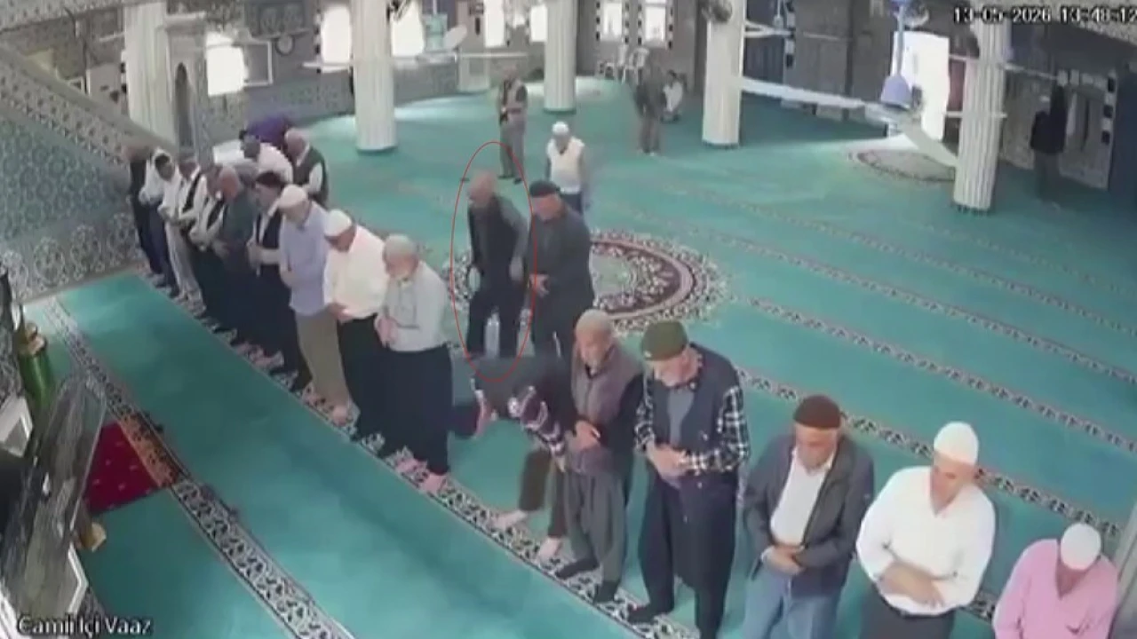 Camide namaz kıldığı sırada kalp krizi geçiren yaşlı adam, imamın kalp masajıyla hayata döndü
