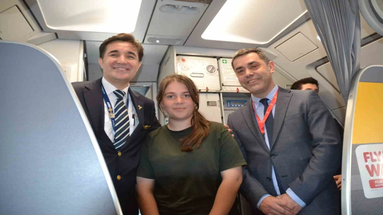 Çocuklar, ilk defa uçak görmenin mutluluğunu yaşadı