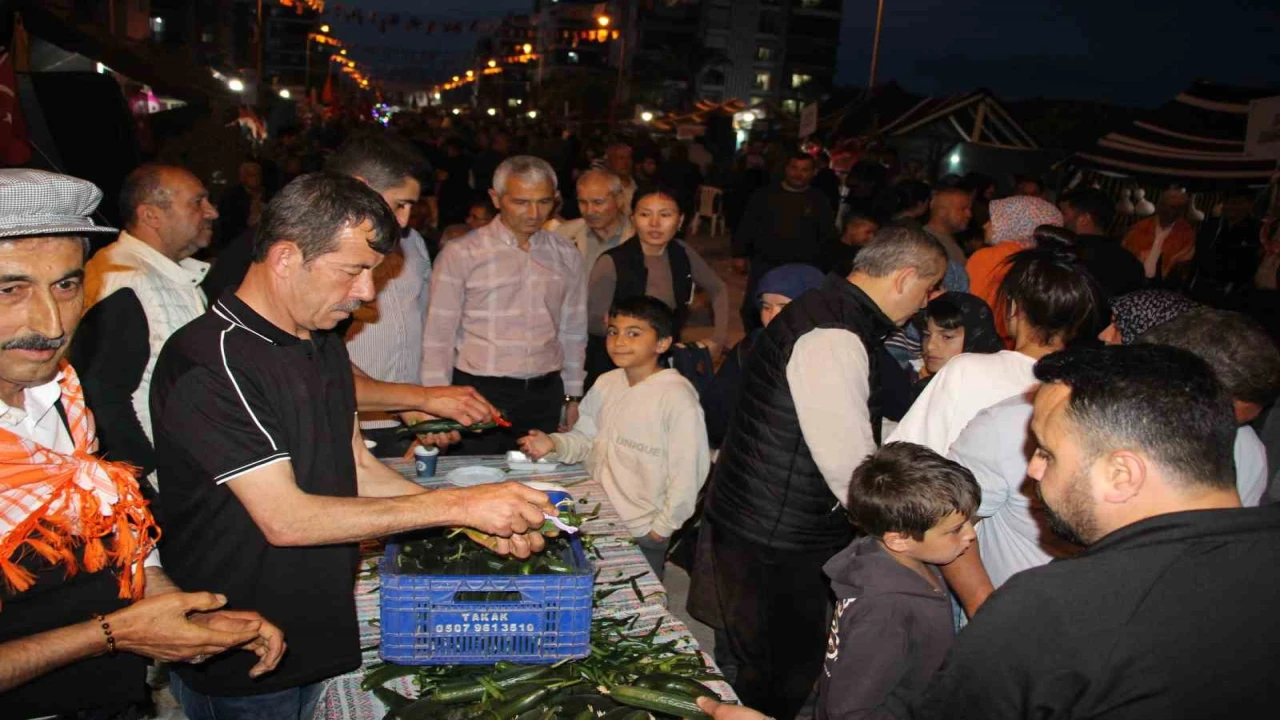 Çocukluğunda yediği salatalığı unutamayan muhtar 1 ton salatalık dağıttı