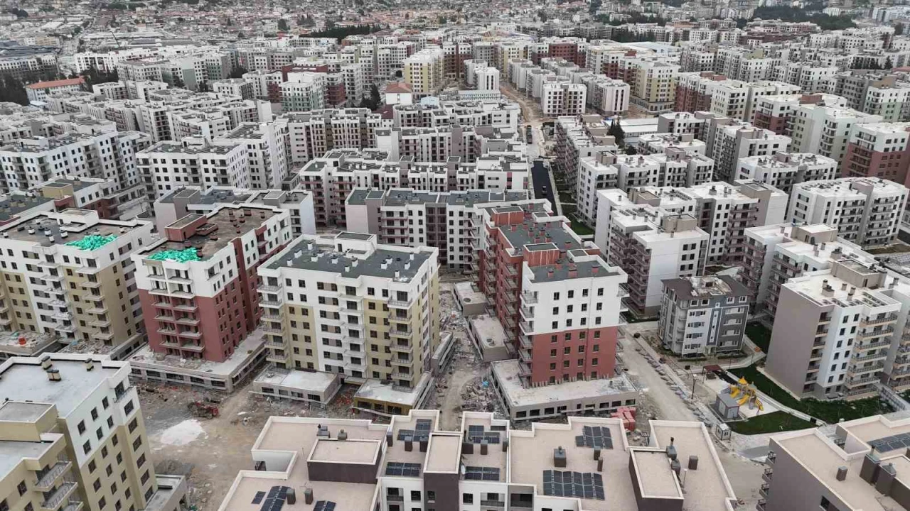 Depremde yüzlerce kişiye mezar olan ve yeniden inşa edilen mahallede şükür namazı kılındı