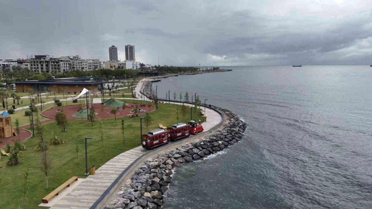 Depremin izlerinin silindiği İskenderun sahili ücretsiz nostaljik trenle şenlendi