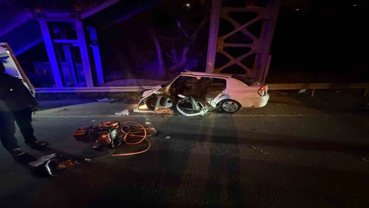 Dönüş yapmak isteyen otomobile hafif ticari aracın ok gibi saplandığı kaza kamerada