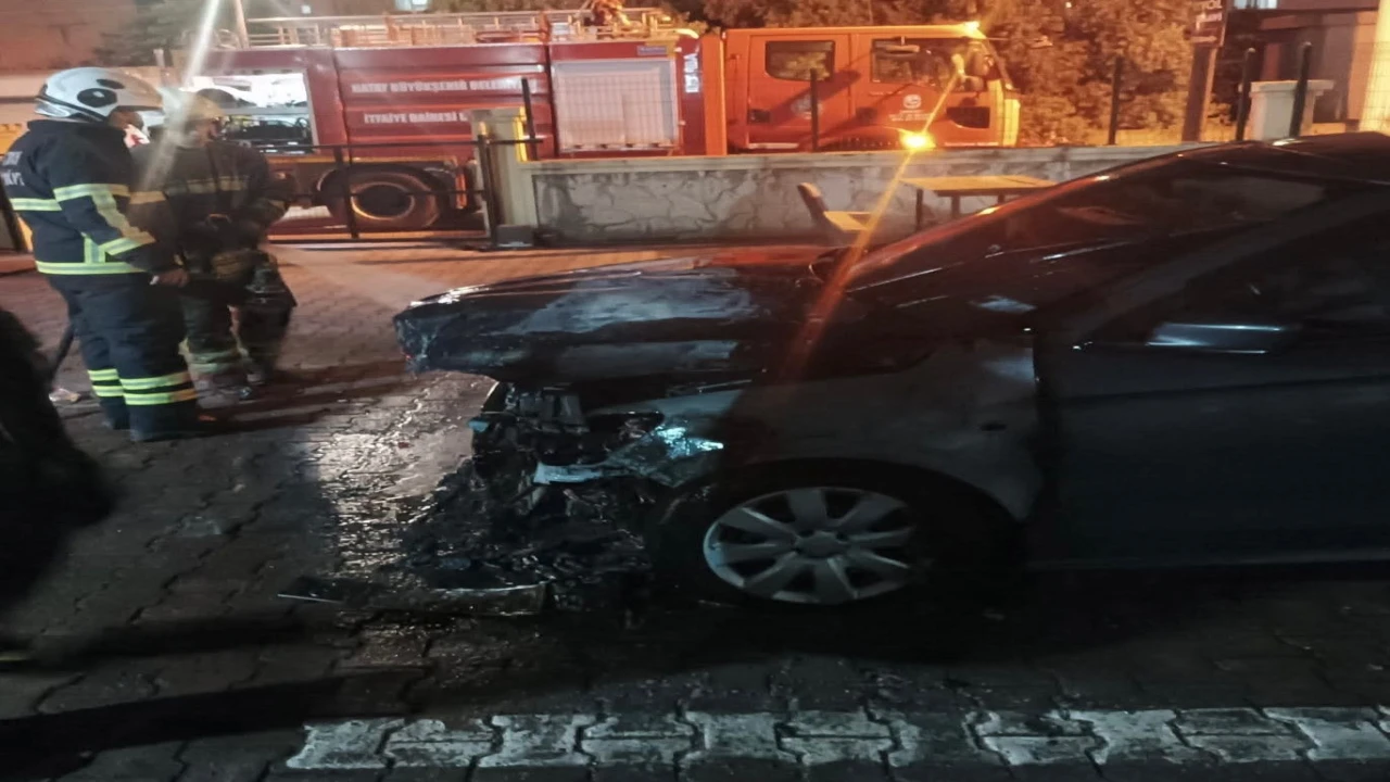 Dörtyolda otomobilin motor kısmından alevler yükseldi
